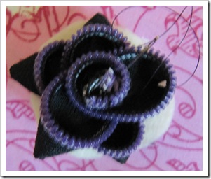 ~~~Scraps to Beauty by Zandra: Zipper Rose Tutorial